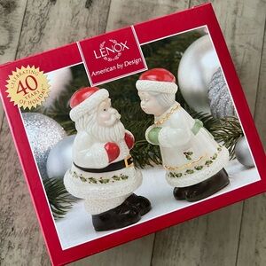 LENOX Santa and Mrs Claus Salt and Pepper Shaker Holiday Collection NWT